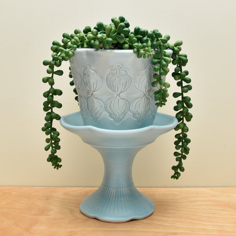 Planter w. Saucer Pedestal in Frost